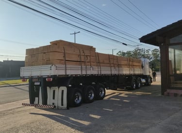 Caminhão carregado de madeiras