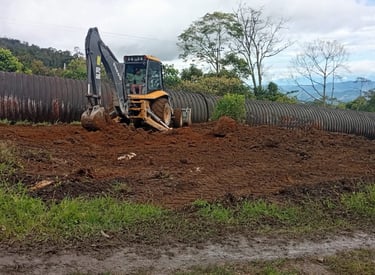 Retroexcavadora de A&M Ingeniería & Soluciones excavando y nivelando terreno en proyecto de construc