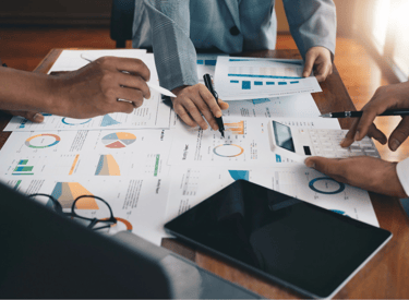 Grupo de trabajo analizando los indicadores del marketing digital.