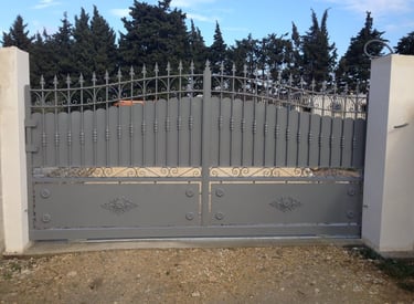 Portail acier battant style fer forgé sur mesure