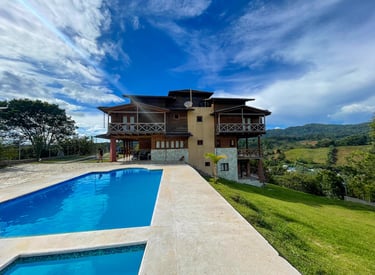 Hermosa villa con muchos arboles y vista del cielo