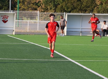 un joueur de football court avec un ballon