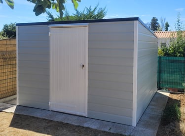 abri en ossature bois, posé sur dalle béton, porte PVC, charnières alu, bardage PVC rigide., toit monopente en bac acier