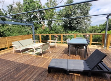 terrasse en bois, pin traité, avec rambardes filets et claustra