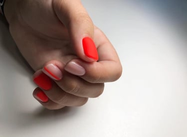 Klientei atliktas manikiūras su dviejų spalvų geliniu lakavimu