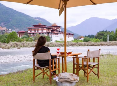 Outdoor-picnic-lunch-by-the-glacial-river-banks-with-majestic-Punakha-Fort-at-the-backdrop