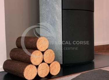 une pile de bûches sur une cheminée