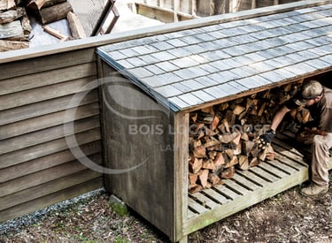 un homme travaille sur une pile de bois