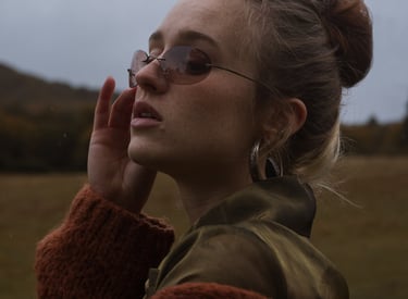 Photo portrait d'une femme au pied du Puy-de-Dôme sous la pluie