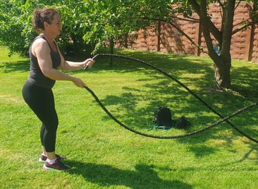 femme jardin renfo musculaire corde ondulatoire
