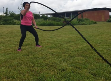 femme remise en forme battle rope