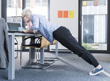 femme renforcement musculaire bureau travail