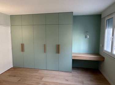 Bureau et placard en bois sur mesure