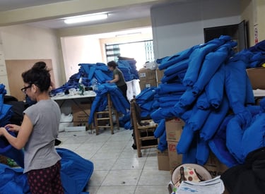 Casacas acolchadas para friaje pasando control de calidad en nuestro local de Gamarra