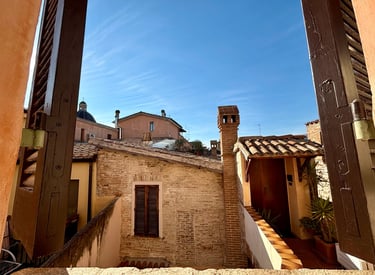vista sui tetti del centro storico di casa di lucy foligno