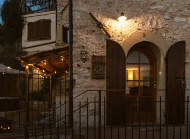 Ingresso di casa di lucy spello al crepuscolo con cortile illuminato