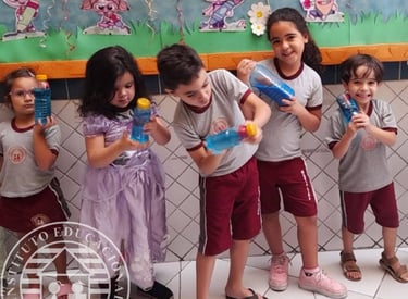 Alunos em atividade escolar