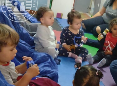 Alunos bebês em aula de musicalização