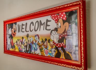 a picture of a mickey mouse welcome sign