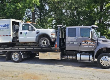 Tow truck providing 24/7 emergency towing services in Greenville County, SC, including Fountain Inn,
