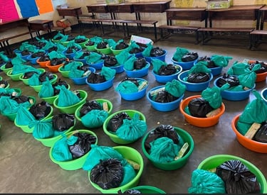 Klassenraum mit vielen gepackten Geschenkkörben