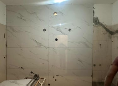 Travaux de carrelage mural intérieur – pose de carreaux effet marbre pour rénovation