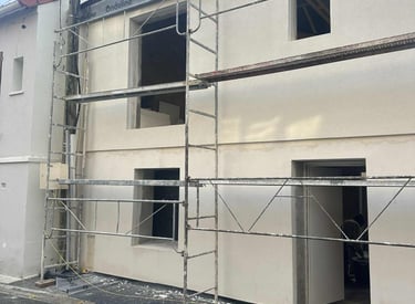 Travaux de ravalement de façade en Île-de-France avec échafaudage – rénovation extérieure