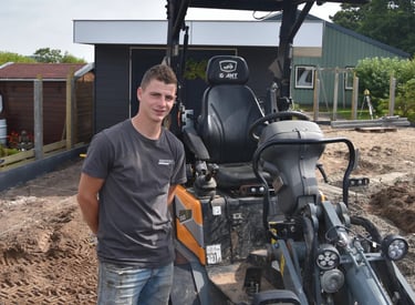 Rodney Betsema naast een graafmachine