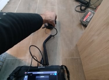 Une personne entrain de faire une recherche de fuite acoustique