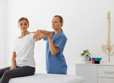 Fisioterapeuta fazendo uma avaliação nos ombros de uma paciente
