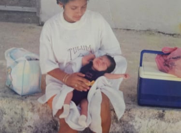 Con la mami hermosa y Frida bebé bien agusto
