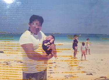 Frida bebé cargada por su señor papá en la playita