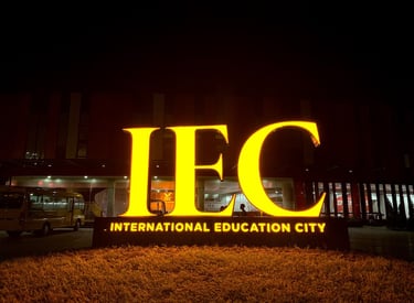 CHỮ TÒA NHÀ. chất liệu inox gương vàng 304 có đèn led sáng mặt.