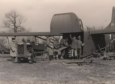Le bulldozer Clark Airborne CA-1 sort d’un planeur Waco CG-4 Hadrian après un atterrissage, prêt à d