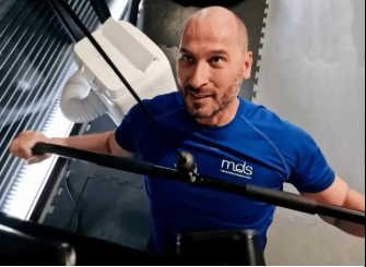 Treino presencial em braga com um personal trainer, aluno puxando barra