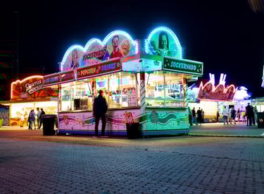 festival sockervadd kiosk neon belysning natt