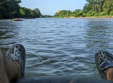 huesped realizando tubing por el río palomino