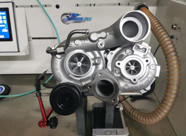 Turbina recondiționată complet, inspectată și pregătită pentru a îmbunătăți performanța motorului
