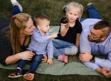 család lifestyle fotó fotózás gyerek bicske