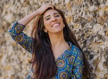 une jolie femme dans une robe bleue en train de sourire 