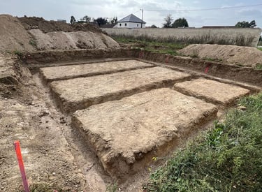 Fondation Maison travaux-de-terrassement-maison-jardin-terravis-mini-pelle-camion-terre