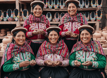 Mujeres Peruanas mostrando las joyas de cerámica hechas a mano