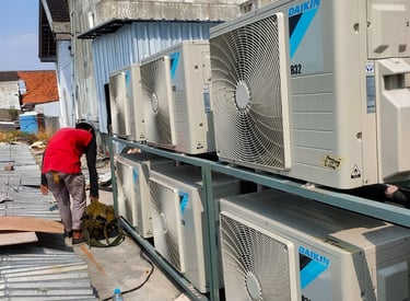 teknisi ac wates sedang cek kondisi unit