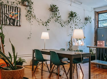 Ambiente acolhedor com plantas, proporcionando frescor e estilo à decoração.