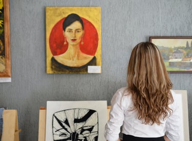 Mulher admirando uma pintura abstrata em uma galeria de arte moderna.