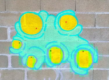 "Street art représentant un personnage turquoise couvert de nombreux yeux, style urbain et coloré su