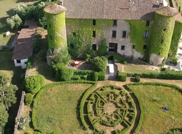 château caractéristique du style languedocien, hôtel, restaurant de domaine viticole, architecture