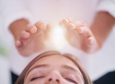 sesión de reiki con manos