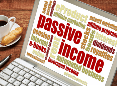 passives einkommen am pc mockup mit kaffea und croissant im hnitergurd bie richtig auswandern mit dexit online