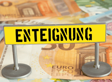 einteignung schild mit geldscheinen im hintegrund agend 2030